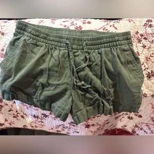Old Navy green shorts 55% linen size M